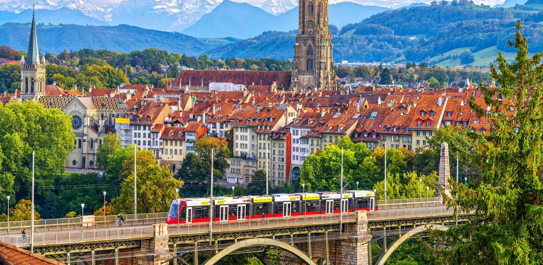 Berner Altstadt mit M&uuml;nster, Alpenpanorama und rotem Tram auf der Kornhausbr&uuml;cke
