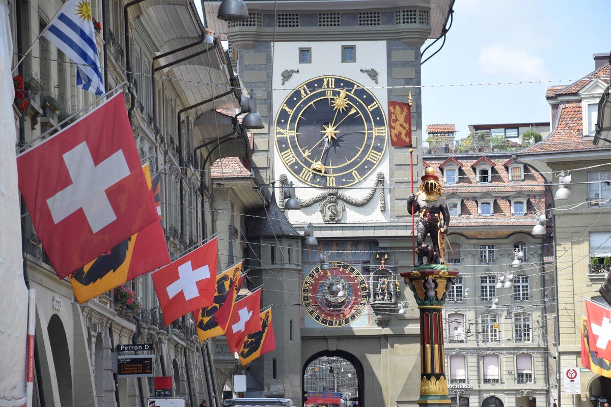 Zytglogge in Bern mit Schweizer Fahnen und Berner Wappenfahnen