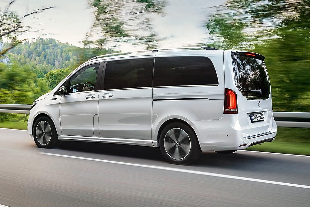 Mercedes-Benz EQV in Fahrt auf einer Landstrasse