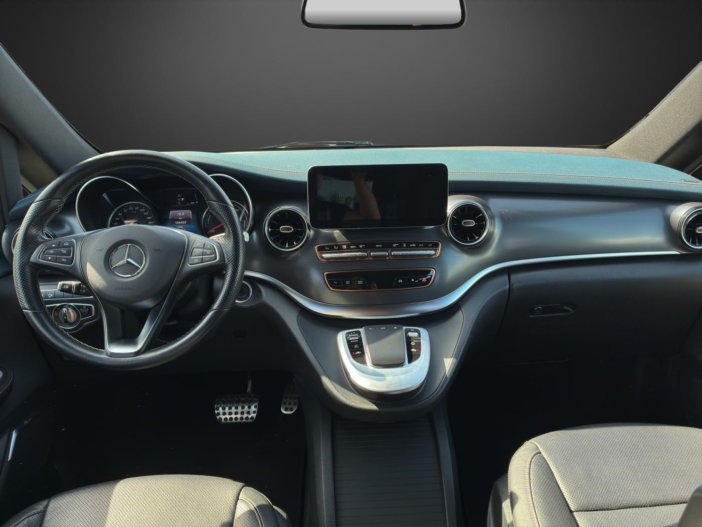 Cockpit des EQV mit Automatikwählhebel und Navigationsdisplay