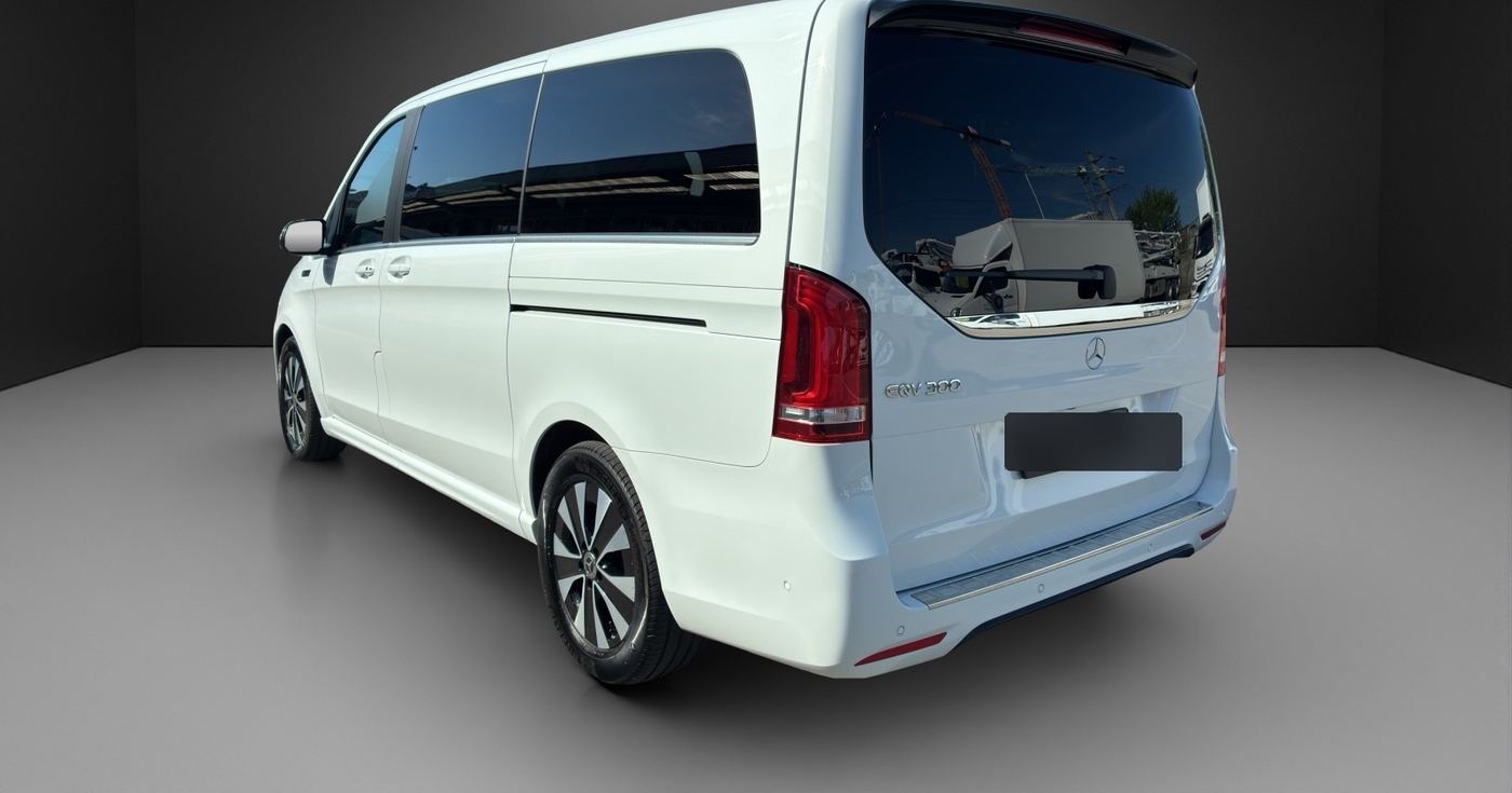 Mercedes-Benz EQV von hinten mit geschlossener Heckklappe