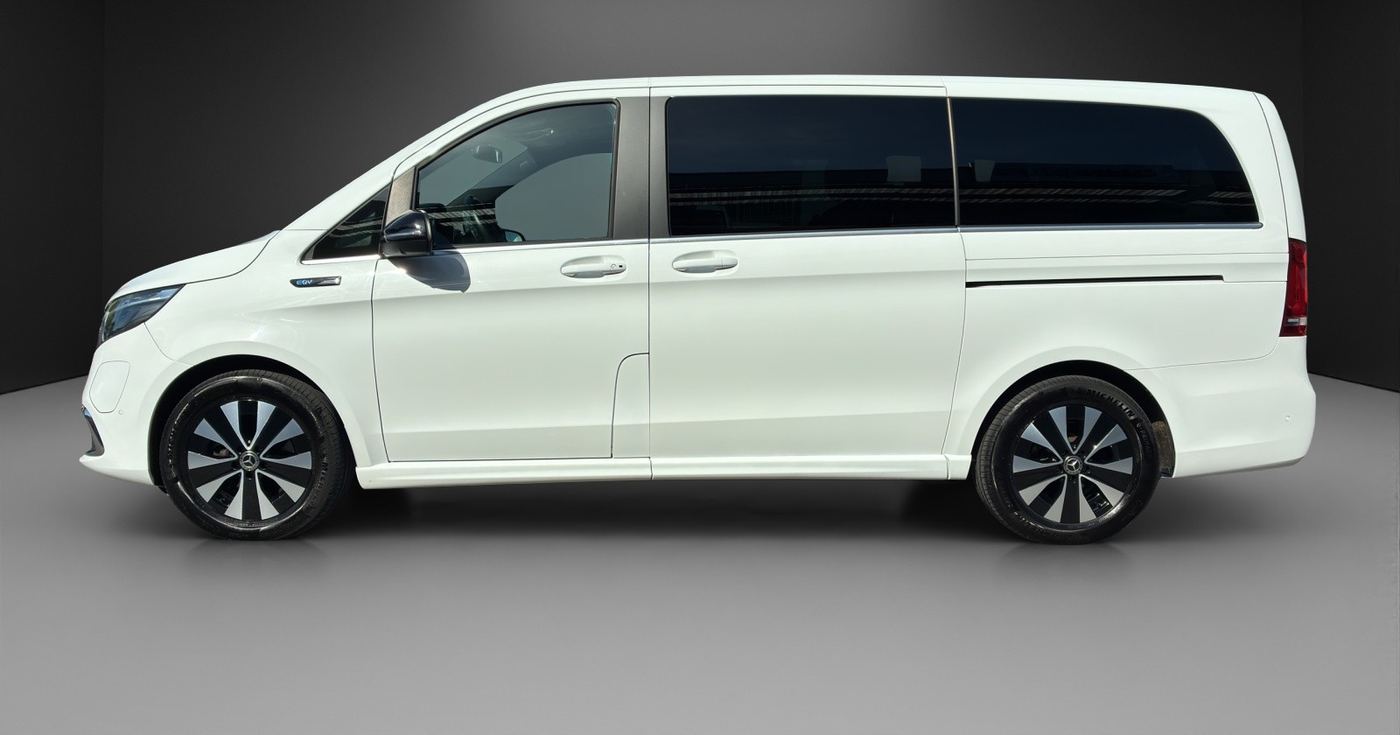 Weisser Mercedes-Benz EQV Elektro-Van, Seitenansicht mit Schiebetür